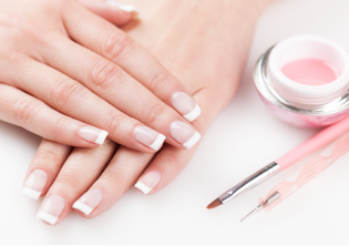 Специалист маникюра-педикюра с технологией наращивания ногтей